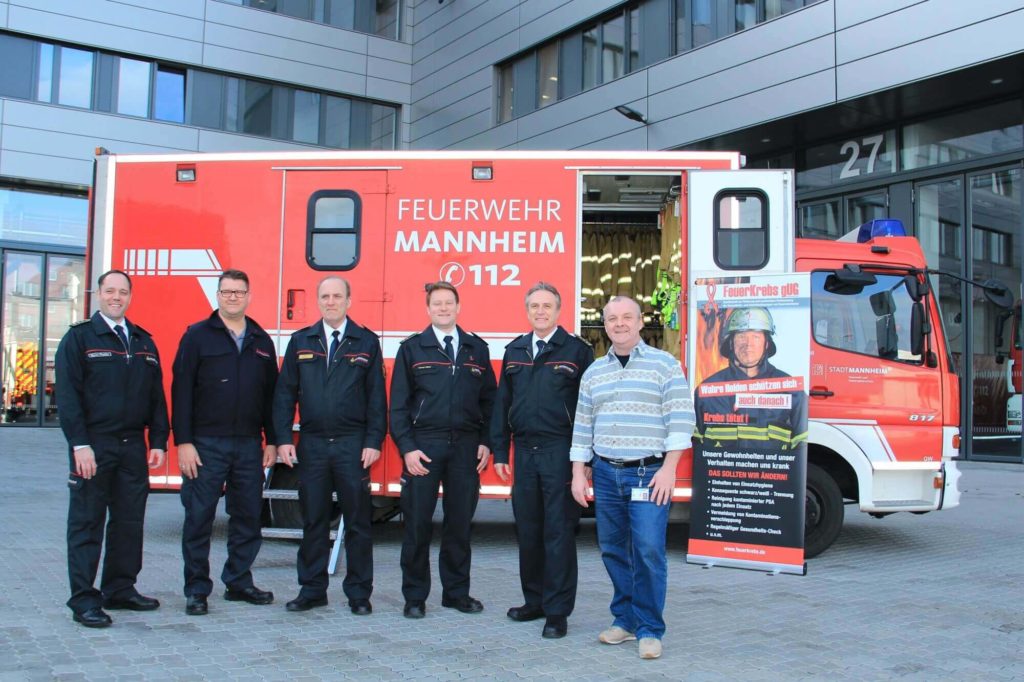 Auszeichnung der Feuerwehr Mannheim mit dem Feuerkrebs Award, im Hintergrund der GW-Logistik