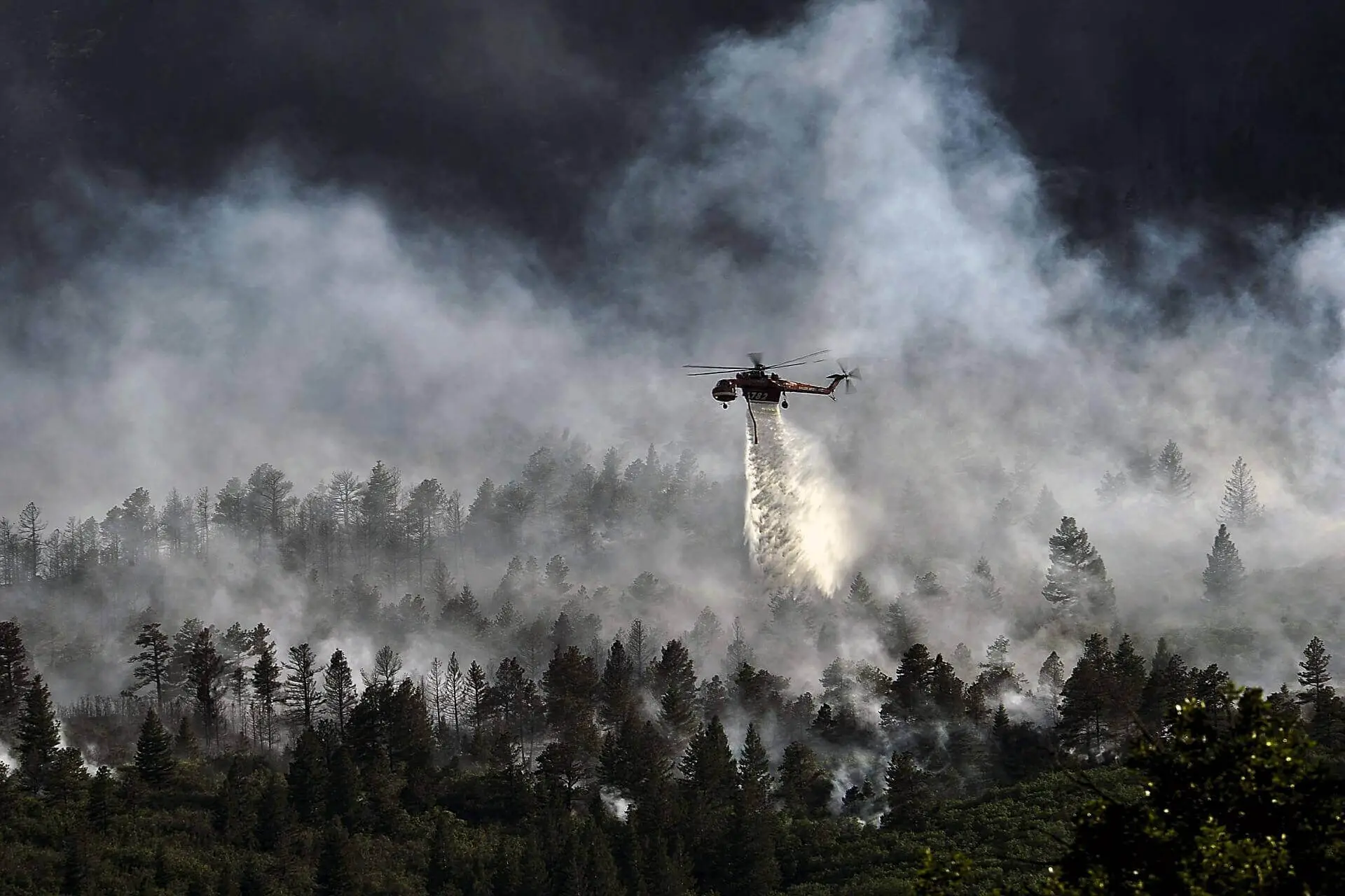 Löschhubschrauber im Einsatz bei einem Waldbrand