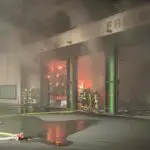 Brand im Feuerwehrhaus: mehrere Fahrzeuge zerstört