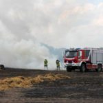 Bei Brand einer Strohpresse: Feuerwehrfahrzeug schwer beschädigt
