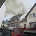 Dachstuhlbrand – 2 Feuerwehrleute verletzt