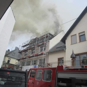 Dachstuhlbrand – 2 Feuerwehrleute verletzt
