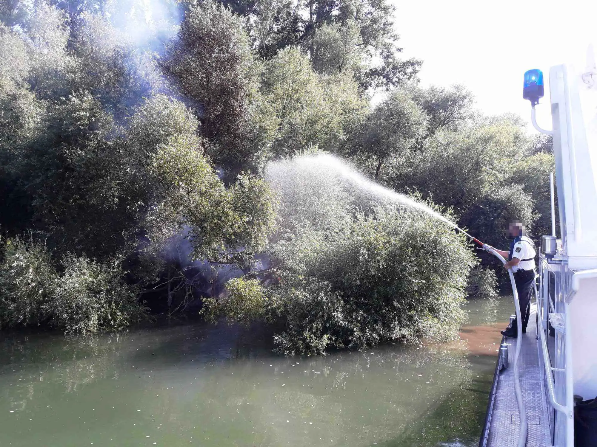 Feuerlöscheinsatz der Germersheimer Wasserschutzpolizei