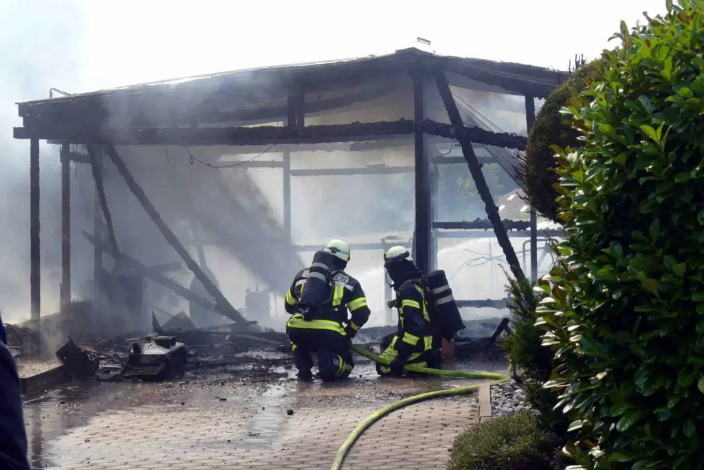 Brand in Carport entwickelt sich zu Großeinsatz - zwei Verletzte
