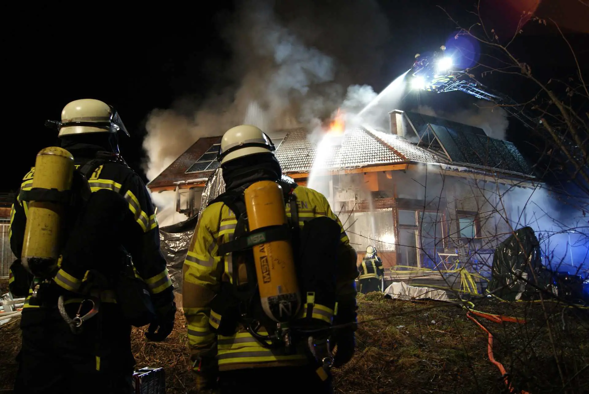 Feuerwehr bei einem Gebäudebrand