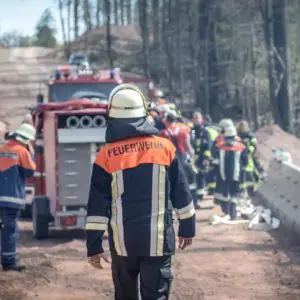 Einsatzkräfte der Feuerwehr bei einer Waldbrand-Übung
