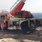 Drehleiter fängt bei Brandbekämpfung selber Feuer