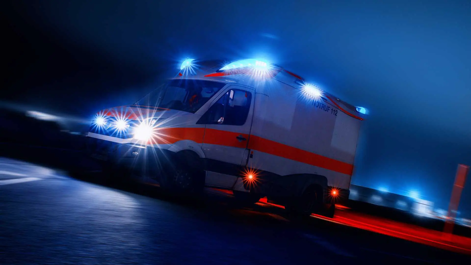 Rettungswagen mit eingeschaltetem Blaulicht