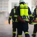 Hausbewohner will Feuerwehrmann die Atemschutzmaske vom Gesicht reißen