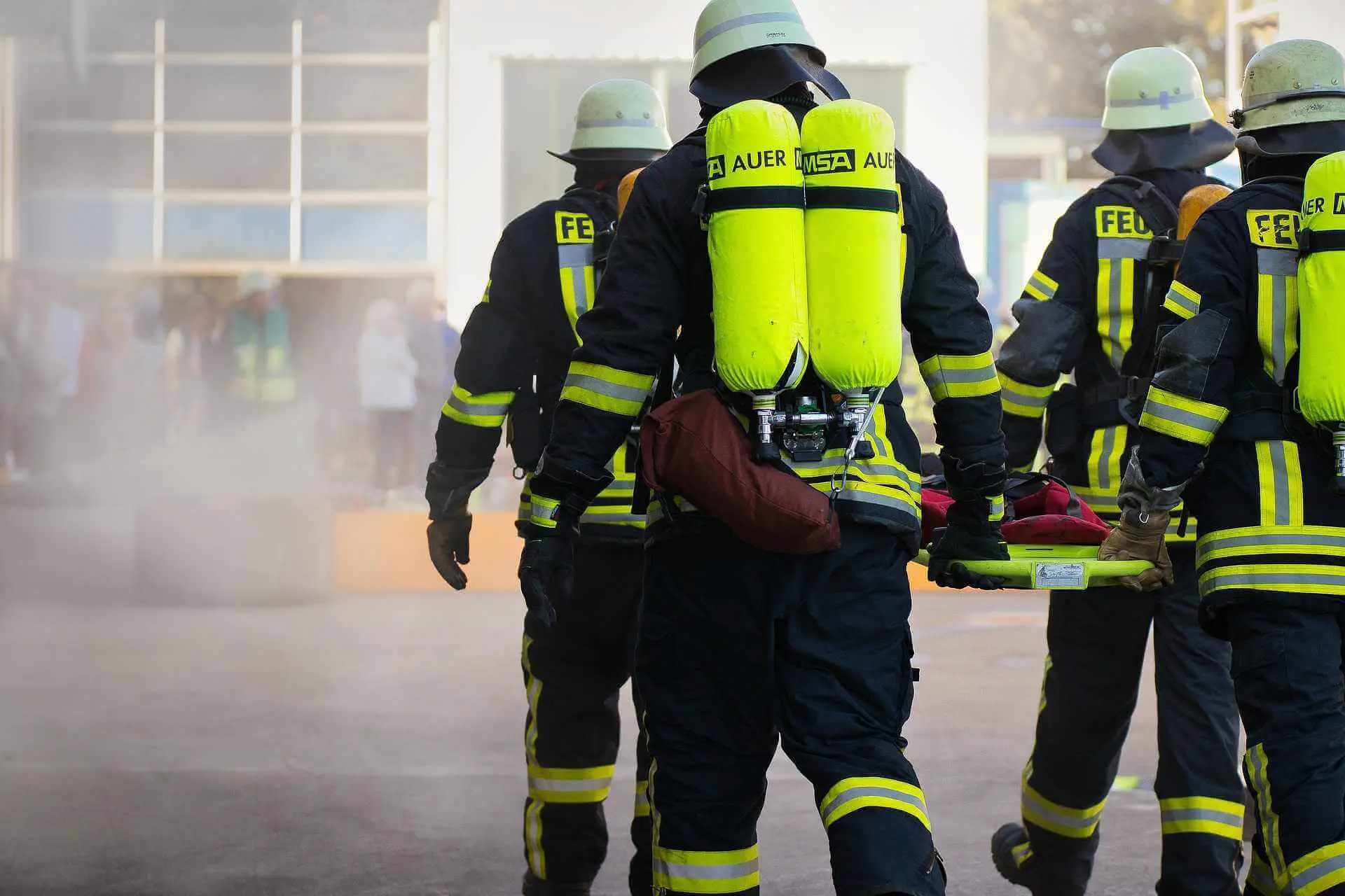 Einsatzkräfte der Feuerwehr mit Atemschutzgeräten