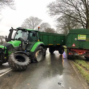 Verkehrsunfall zwischen PKW und Traktor