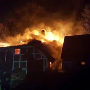 Feuer zerstört Reetdachhaus - 150 Feuerwehrkräfte im Einsatz