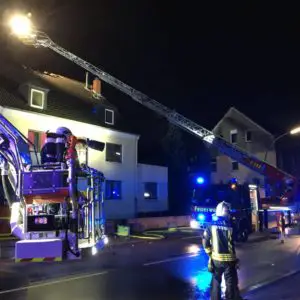 Die Feuerwehr im Einsatz bei einem Dachstuhlbrand