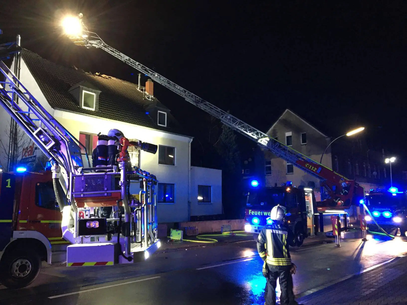 Die Feuerwehr im Einsatz bei einem Dachstuhlbrand