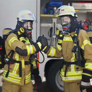 Zwei Einsatzkräfte der Feuerwehr mit Atemschutz