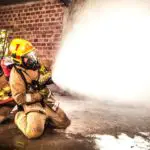 Kritische Diskussion: Einsatzkräfte sollen während Brandbekämpfung für Foto posiert haben