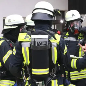 Ein Atemschutzstrupp der Feuerwehr erhält einen Einsatzbefehl