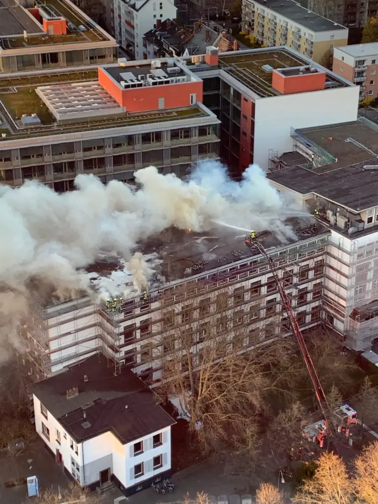Frankfurt: Feuer in der Dachkonstruktion eines Gebäudes der Fachhochschule