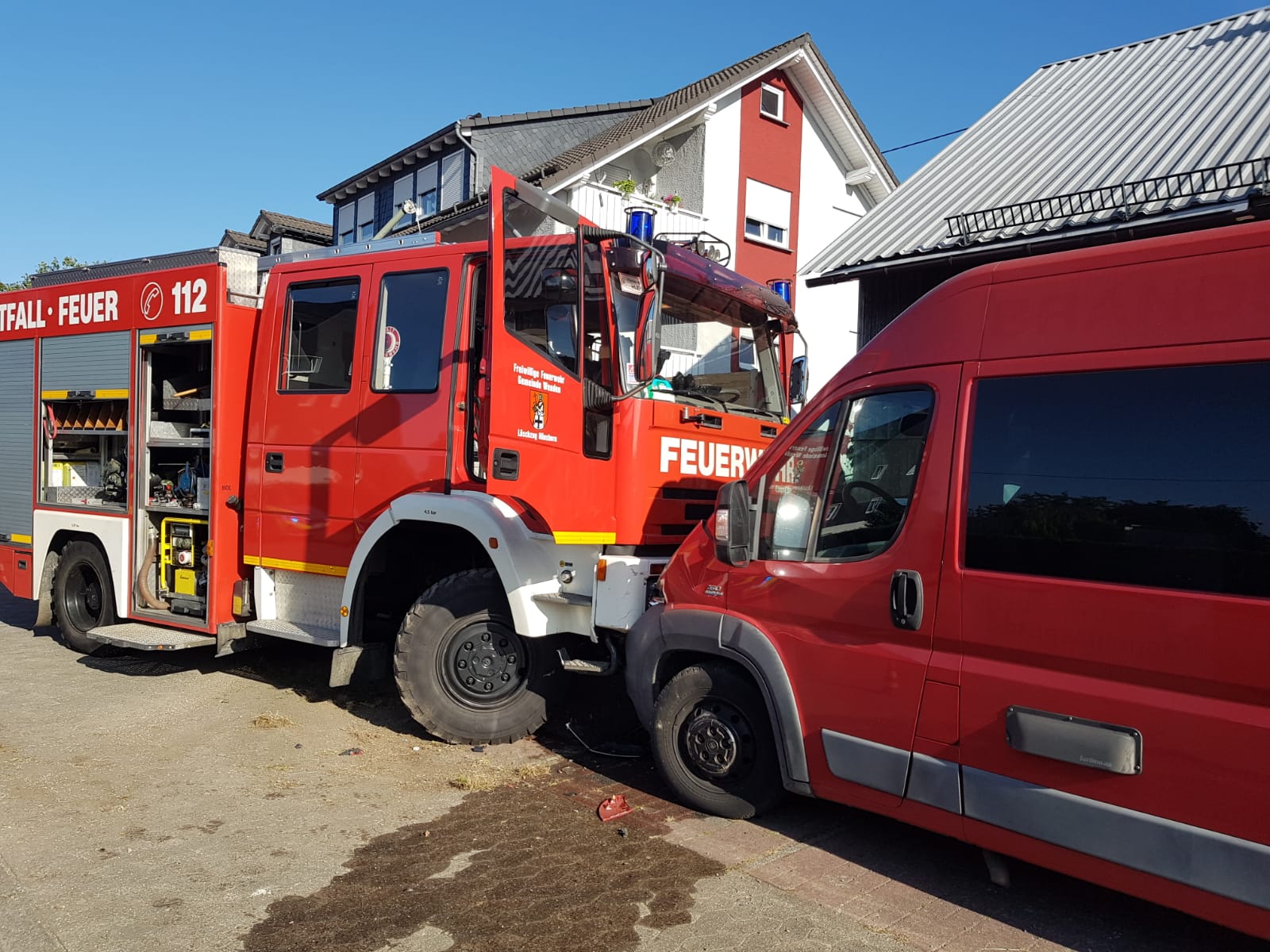 Feuerwehrfahrzeug verunfallt während Einsatzfahrt