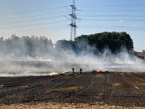 Großbrand auf Feld drohte auf Siedlung überzugreifen, 100 Feuerwehrkräfte im Einsatz