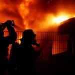 FW Celle: Drei Fahrzeuge brennen in der Uferstraße - Feuer droht auf Gebäude überzugreifen!