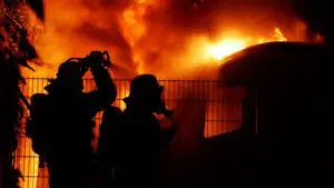 FW Celle: Drei Fahrzeuge brennen in der Uferstraße – Feuer droht auf Gebäude überzugreifen!