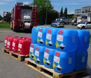 FW Reichenau: Gefahrgutunfall – LKW verliert Salpetersäure