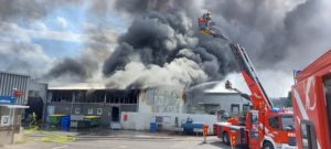 FW Pforzheim: Großbrand im Brötzinger Tal – Lagerhalle abgebrannt – Nachbarhalle gerettet – Abschlussmeldung