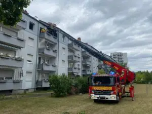 FW Frankenthal: Balkonbrand im 3.OG eines Mehrfamilienhauses