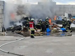 FW-DO: Feuer auf Wertstoffhof / DO Hacheney – Sperrmüll stand im Vollbrand