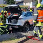 FW-OB: Fußgängerin nach Unfall unter Fahrzeug eingeklemmt