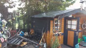 FW Bocholt: Gartenlaubenbrand drohte aufs Haus überzugreifen
