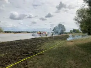 FW Xanten: Flächenbrand in den Rheinwiesen
