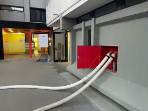 FW Stuttgart: Vier Verletzte durch Brand in einem Hochhaus