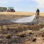 FW-E: Heißgelaufene Bremse eines Mähdreschers entzündet 500 Quadratmeter Feld, Landwirt verhindert Übergreifen auf weitere Getreidefelder