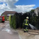 FW Kranenburg: Thuja-Hecke durch Flämmarbeiten in Brand geraten