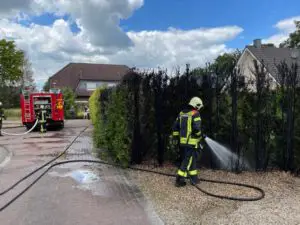 FW Kranenburg: Thuja-Hecke durch Flämmarbeiten in Brand geraten