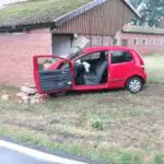 FW-ROW: Fahrzeug prallt in Scheune