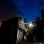 FW-MK: Bauernhof in Kesbern fällt Flammen zum Opfer