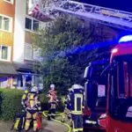FW-E: Zimmerbrand in Mehrfamilienhaus – Feuerwehr rettet eine Frau aus Brandwohnung