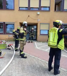 FW-EN: Brand im Krankenhaus endet glimpflich – Feuer in einer Elektroverteilung – Zwei Einsätze gleichzeitig