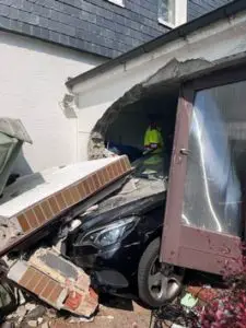 FW-EN: Verkehrsunfall in Garage und Beseitigung eines Astes