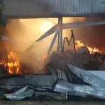 FW Gäufelden: Großbrand in einem Industriebetrieb, mehr als 170 Rettungskräfte im Einsatz, Rauchsäule kilometerweit sichtbar