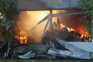 FW Gäufelden: Großbrand in einem Industriebetrieb, mehr als 170 Rettungskräfte im Einsatz, Rauchsäule kilometerweit sichtbar