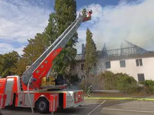 FW-BN: Immer wieder Mittwochs! Wieder musste die Feuerwehr Bonn zur Immenburgstraße ausrücken, es brannte ein Dachstuhl.