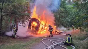 FW Celle: Brennt Bauwagen in Vollbrand