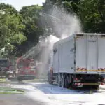 FW-E: Ladung eines mit Altpapier beladenen LKW der Essener-Entsorgungsbetriebe (EBE) geht während der Fahrt in Flammen auf