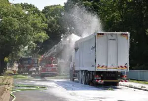 FW-E: Ladung eines mit Altpapier beladenen LKW der Essener-Entsorgungsbetriebe (EBE) geht während der Fahrt in Flammen auf