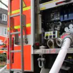 FW-BN: Schwellbrand in einem Kellerlichtschacht verursacht Feuerwehreinsatz