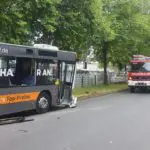FW Königswinter: Unfall mit Linienbus endet glimpflich – Mehrere Leichtverletzte